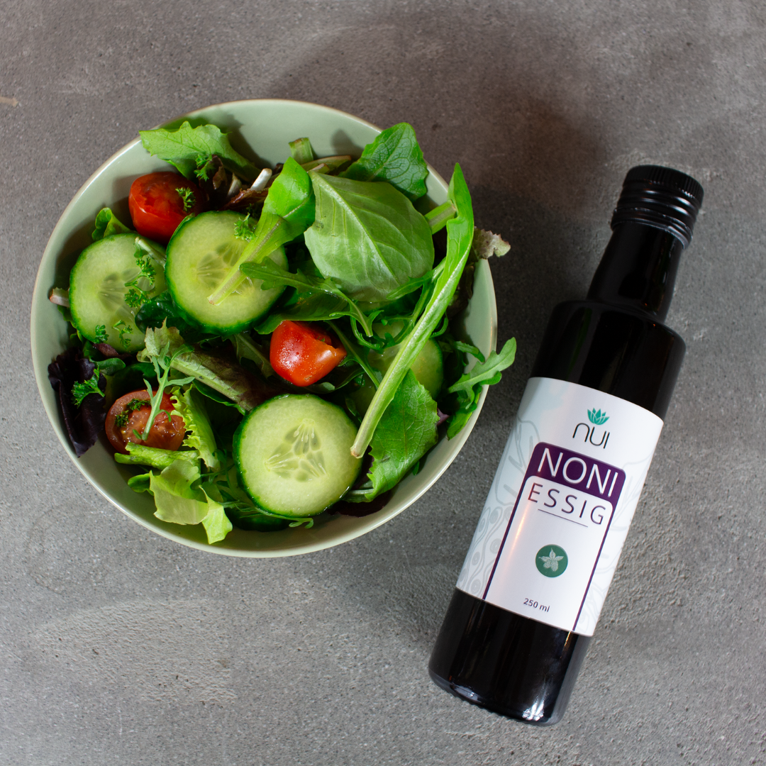 NUI-NONI-Essig mit Salat